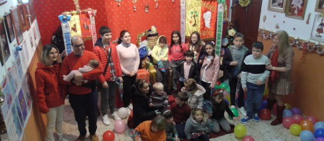 El paje real visita el local del Grupo folclórico «Les Camaraes»