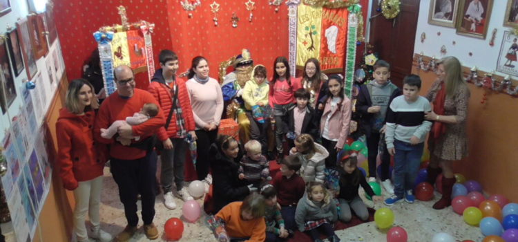 El paje real visita el local del Grupo folclórico «Les Camaraes»