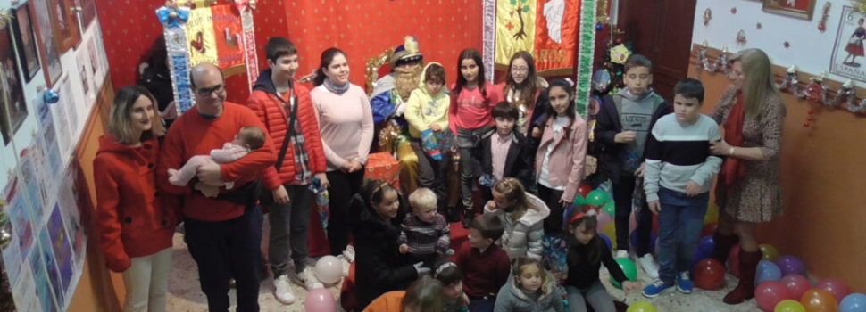 El paje real visita el local del Grupo folclórico «Les Camaraes»