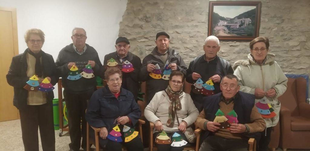 Xiquets i grans de Castellfort decoren l’arbre de Nadal