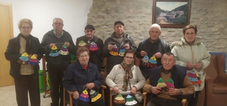 Xiquets i grans de Castellfort decoren l’arbre de Nadal