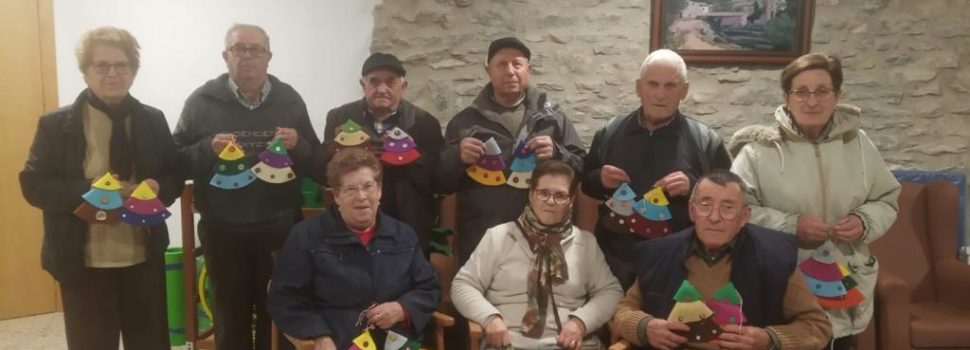 Xiquets i grans de Castellfort decoren l’arbre de Nadal