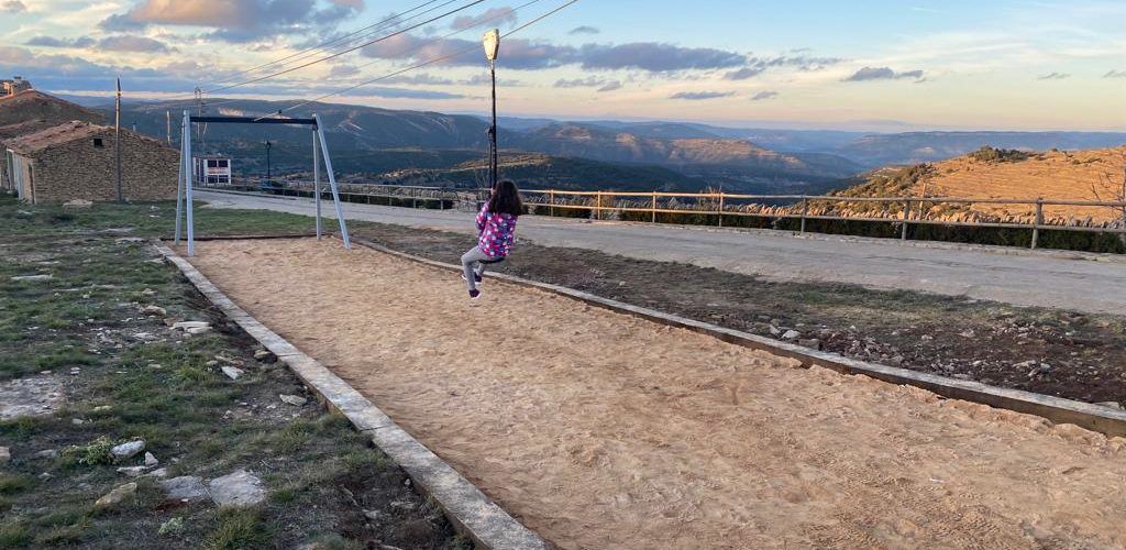 Castellfort instal·la una tirolina per a millorar l’entorn de la localitat