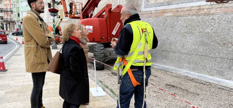 La directora general de l’IVCR+i visita les obres de restauració de les pintures fingides