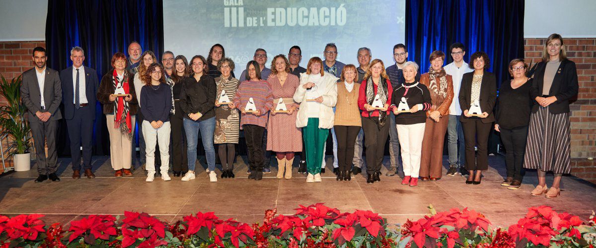 Amposta reconeix la tasca de 27 docents jubilats i els millors expedients acadèmics del curs passat en la tercera Gala de l’Educació