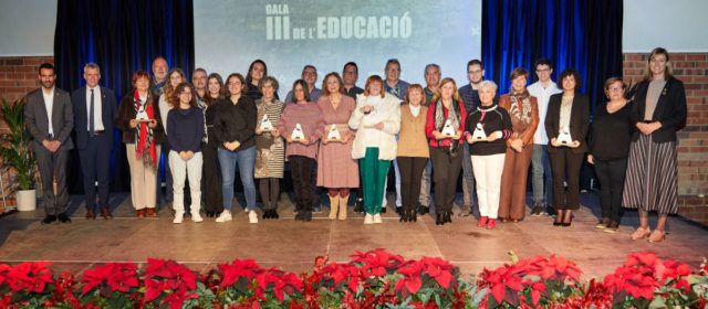 Amposta reconeix la tasca de 27 docents jubilats i els millors expedients acadèmics del curs passat en la tercera Gala de l’Educació