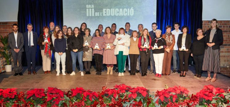 Amposta reconeix la tasca de 27 docents jubilats i els millors expedients acadèmics del curs passat en la tercera Gala de l’Educació