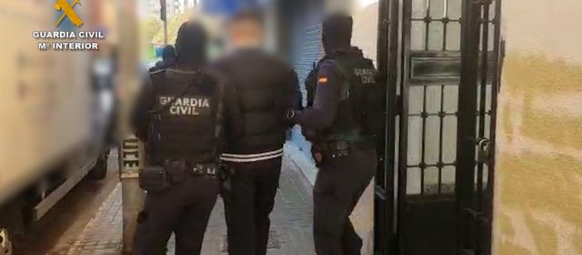 La Guardia Civil ha desarticulado un grupo criminal dedicado a la comisión de robos, extorsiones y tráfico de drogas afectando a ocho provincias del territorio nacional