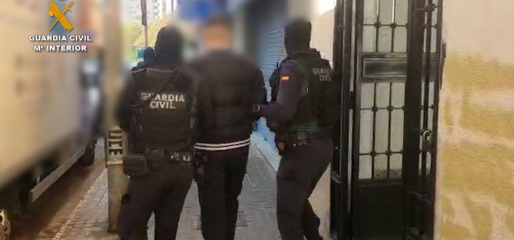 La Guardia Civil ha desarticulado un grupo criminal dedicado a la comisión de robos, extorsiones y tráfico de drogas afectando a ocho provincias del territorio nacional