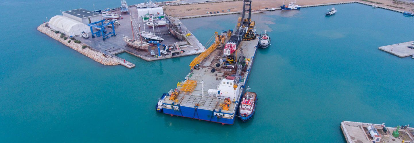 La gran plataforma grúa Conquest MB1 abandona el puerto de Vinaròs