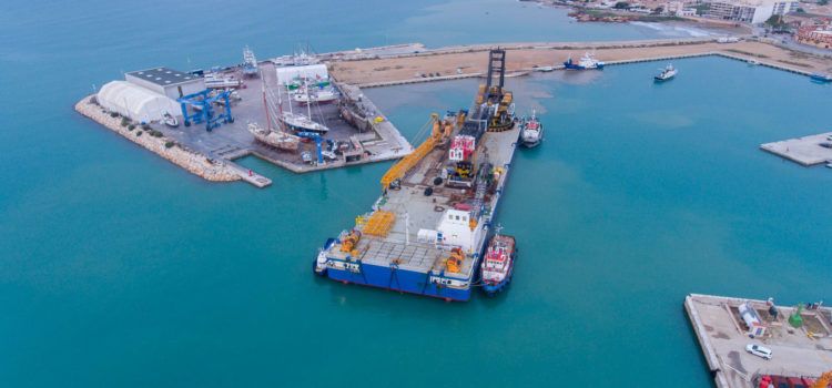 La gran plataforma grúa Conquest MB1 abandona el puerto de Vinaròs