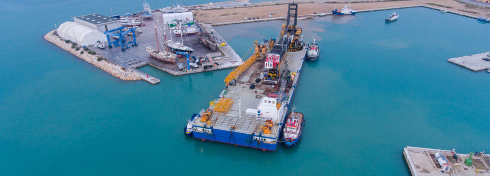 La gran plataforma grúa Conquest MB1 abandona el puerto de Vinaròs