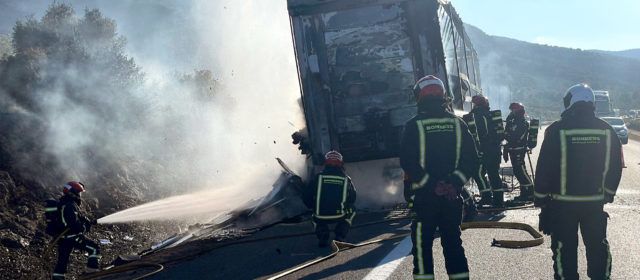 Incendio de un camión en la AP-7, a la altura de Santa Magdalena