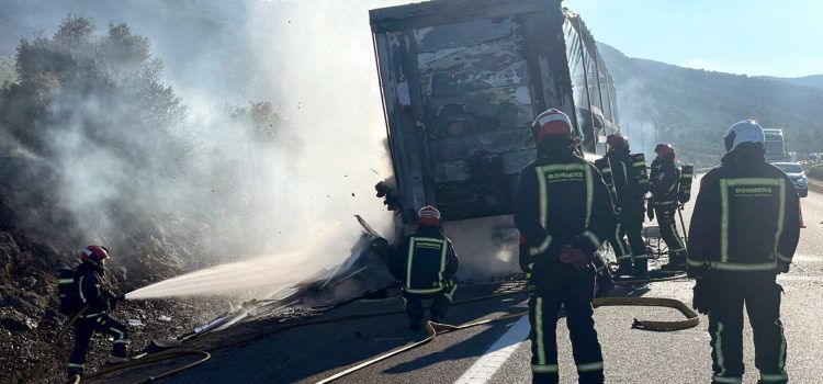 Incendio de un camión en la AP-7, a la altura de Santa Magdalena