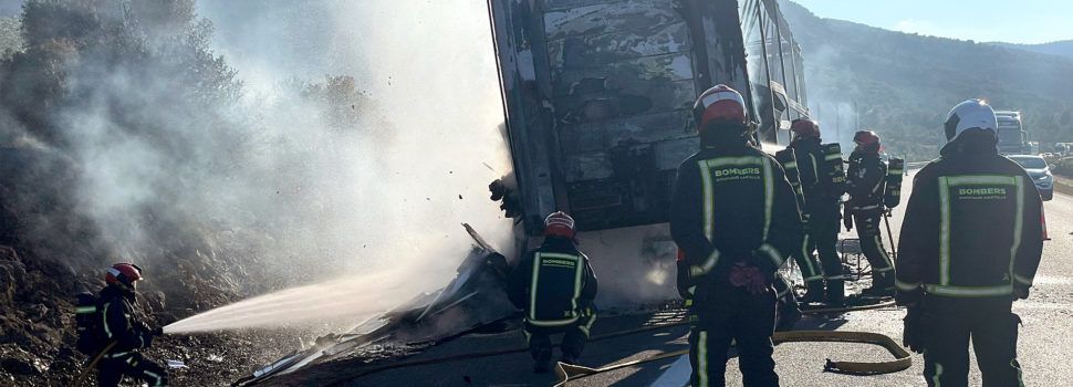 Incendio de un camión en la AP-7, a la altura de Santa Magdalena