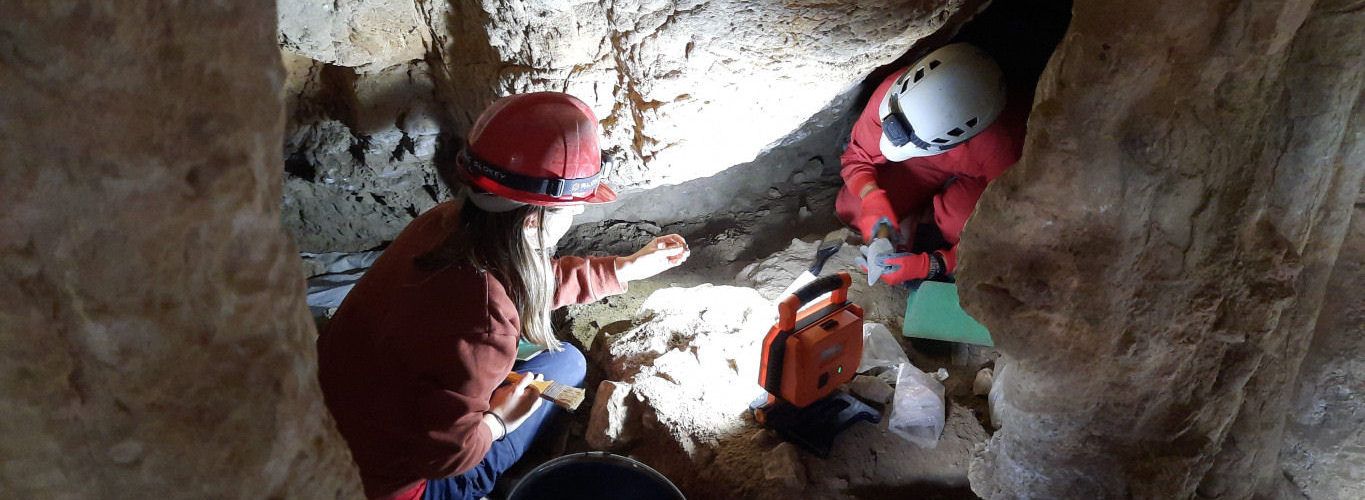 La tercera campanya d’excavacions en el jaciment de la Cova dels Diablets de la Serra d’Irta documenta enterraments d’uns 4.800 anys