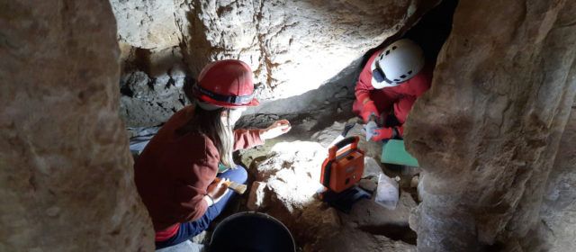 La tercera campanya d’excavacions en el jaciment de la Cova dels Diablets de la Serra d’Irta documenta enterraments d’uns 4.800 anys
