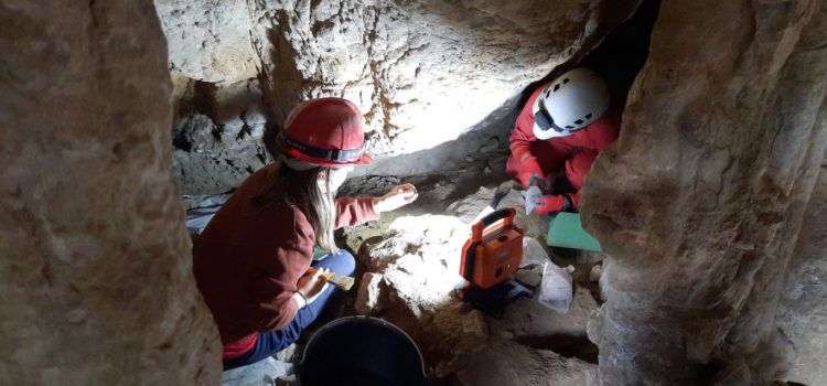 La tercera campanya d’excavacions en el jaciment de la Cova dels Diablets de la Serra d’Irta documenta enterraments d’uns 4.800 anys