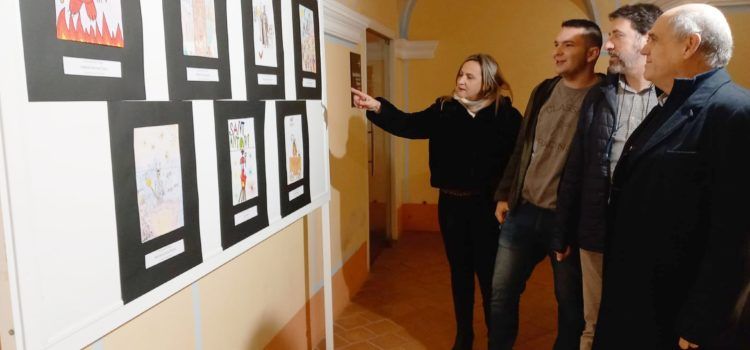 La Confraria de Sant Antoni de Benicarló exposa les lloes i dibuixos premiats del Concurs Escolar
