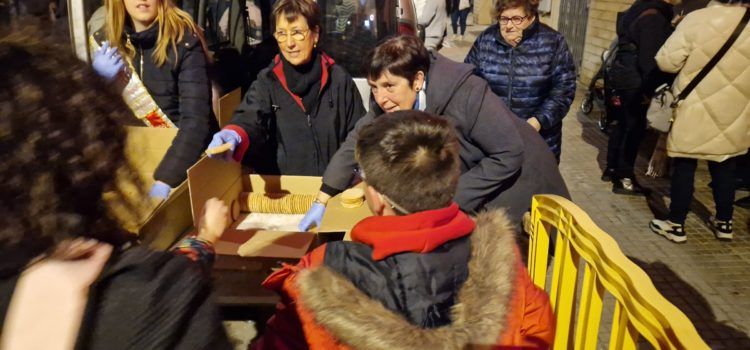 Camaraes, foguerada i coquetes en la vespra de Sant Antoni a Vinaròs