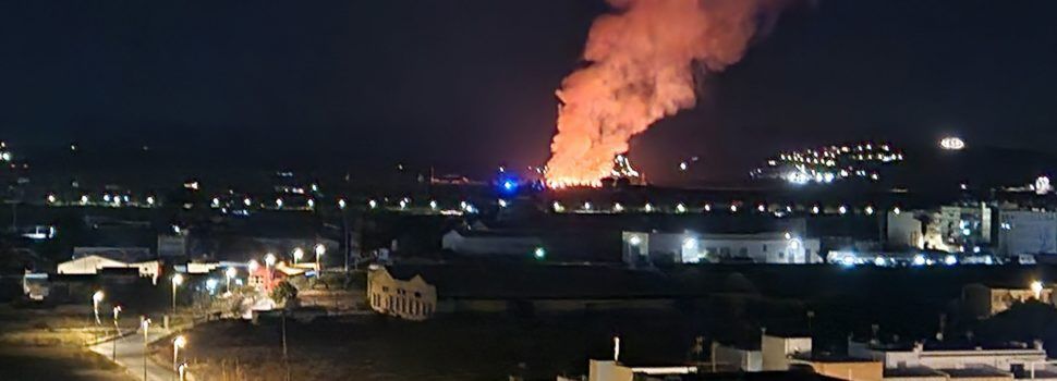 Els bombers apaguen un gran incendi de restes vegetals a Vinaròs