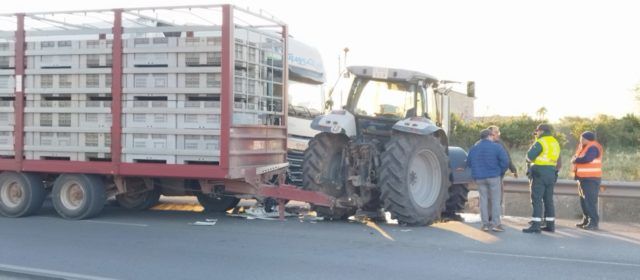 Accidente sin heridos en Benicarló entre un tractor y un camión