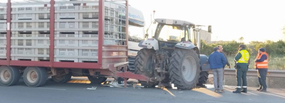 Accidente sin heridos en Benicarló entre un tractor y un camión