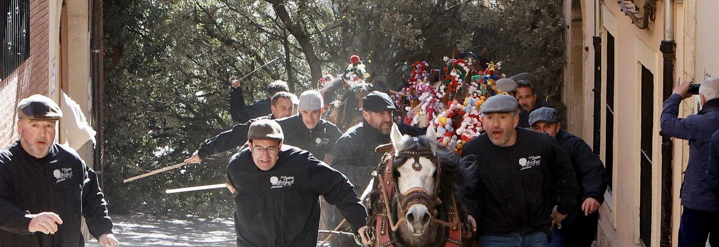 Albocàsser vibra amb les ‘Rossegades’ de Sant Antoni