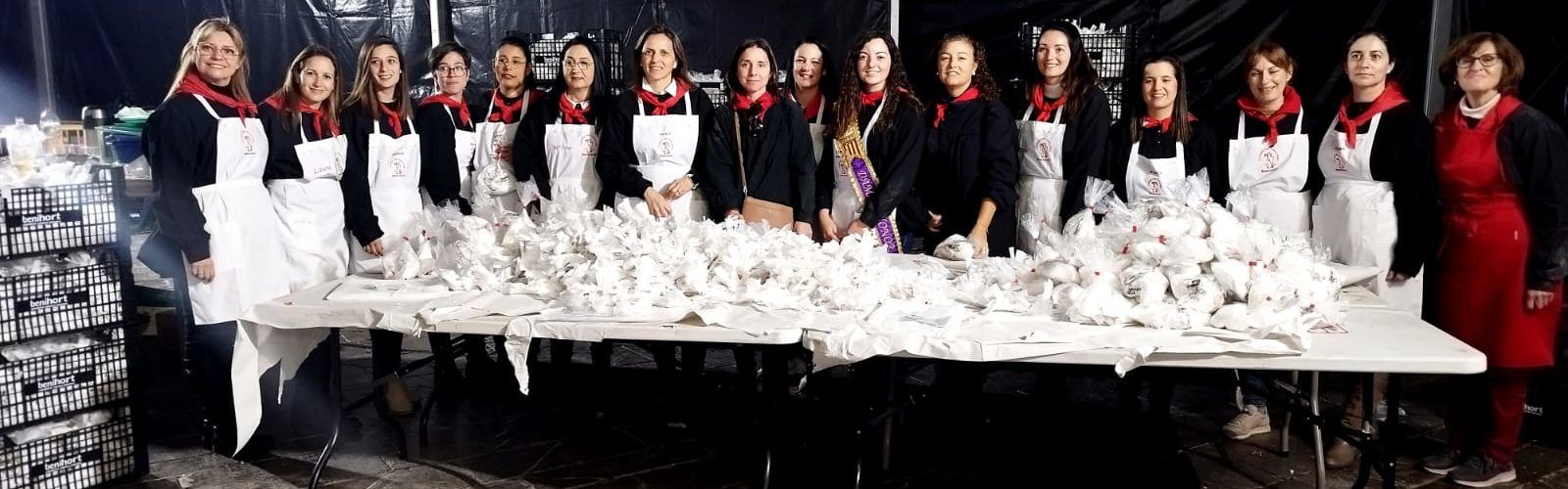 Més de 300 persones emboliquen les 125.000 coques de Sant Antoni a Benicarló