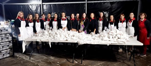 Més de 300 persones emboliquen les 125.000 coques de Sant Antoni a Benicarló
