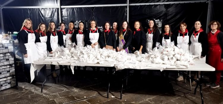 Més de 300 persones emboliquen les 125.000 coques de Sant Antoni a Benicarló