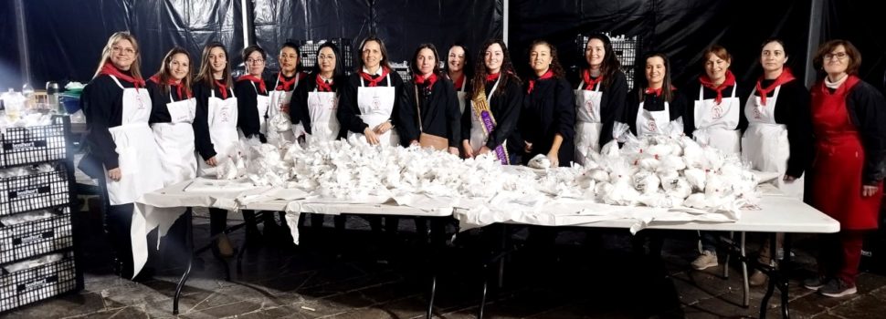 Més de 300 persones emboliquen les 125.000 coques de Sant Antoni a Benicarló