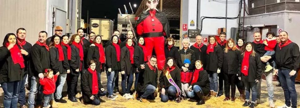 La Confraria de Sant Antoni de Benicarló vesteix el Dimoni per a la foguera