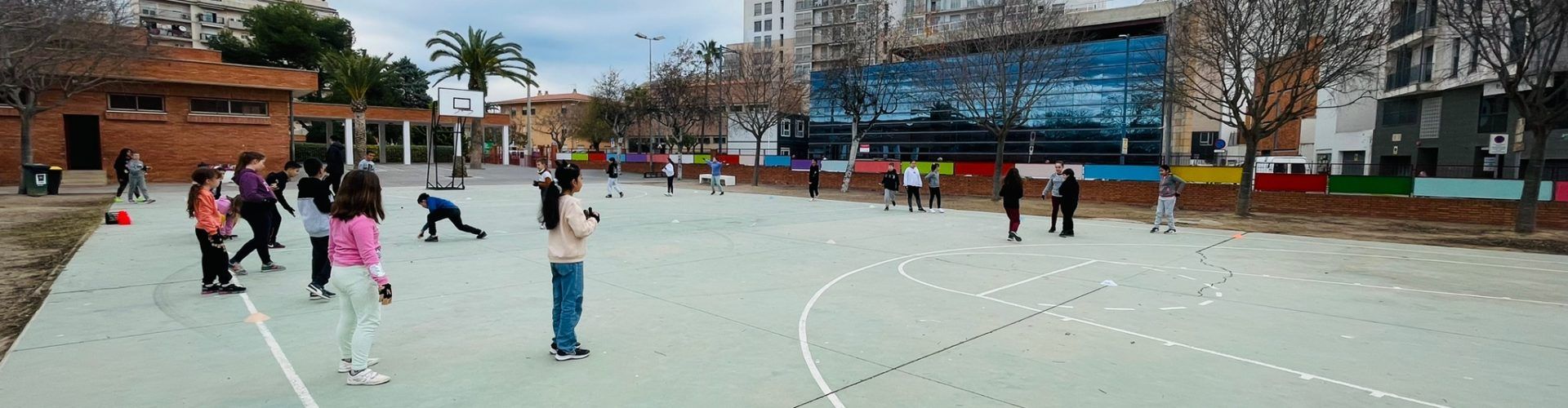 Pilotaires ensenyen a escolars vinarossencs a jugar a pilota valenciana