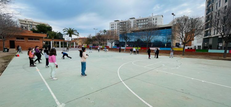 Pilotaires ensenyen a escolars vinarossencs a jugar a pilota valenciana