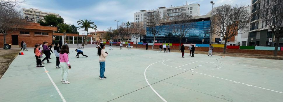 Pilotaires ensenyen a escolars vinarossencs a jugar a pilota valenciana