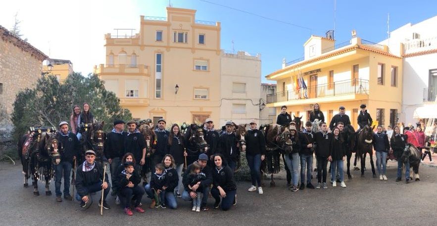 Espectacular entrada del Pi de Sant Antoni dels Quintos i Quintes a Santa Magdalena