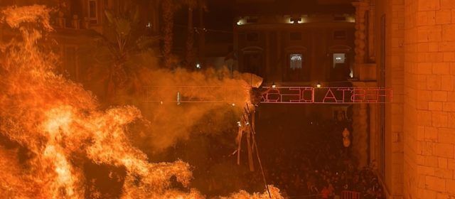 Benicarló crema el dimoni a la Foguera de Sant Antoni