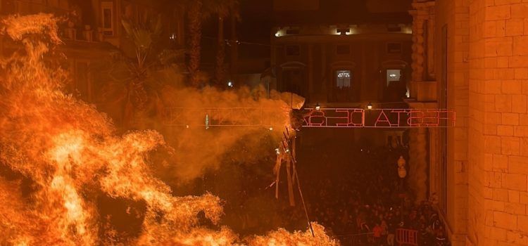 Benicarló crema el dimoni a la Foguera de Sant Antoni