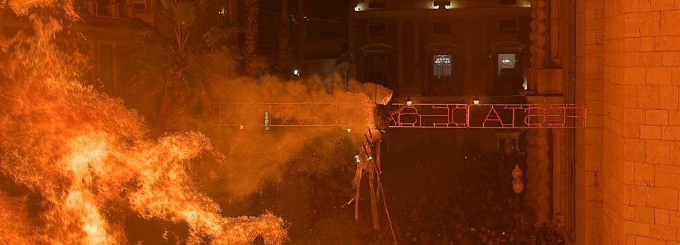 Benicarló crema el dimoni a la Foguera de Sant Antoni