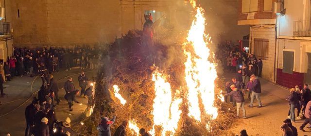 El foc de Sant Antoni ompli Albocàsser