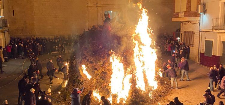 El foc de Sant Antoni ompli Albocàsser