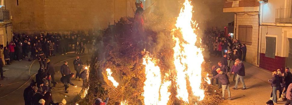 El foc de Sant Antoni ompli Albocàsser