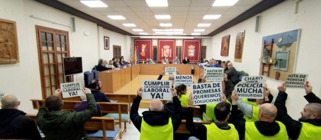 Policía Local se concentra en el Ayuntamiento de Benicarló para exigir el cumplimiento de sus condiciones laborales