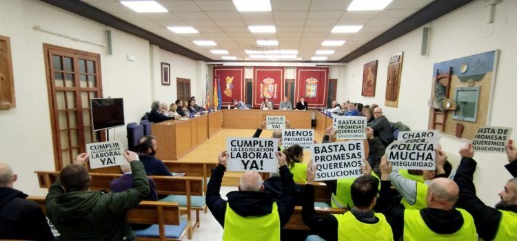 Policía Local se concentra en el Ayuntamiento de Benicarló para exigir el cumplimiento de sus condiciones laborales