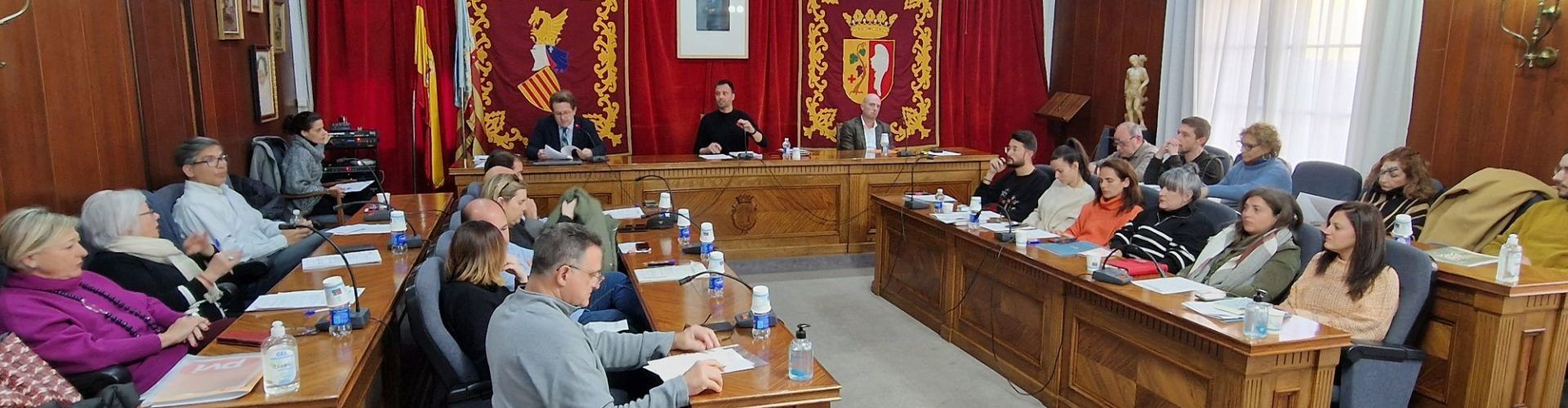 El plenario de Vinaròs acuerda reducir a 35 las horas semanales trabajadas por los funcionarios del Ayuntamiento
