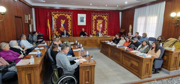 El plenario de Vinaròs acuerda reducir a 35 las horas semanales trabajadas por los funcionarios del Ayuntamiento
