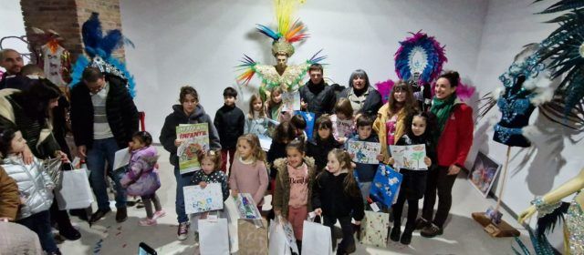 Lliurament de premis en el concurs infantil de dibuix de Carnaval
