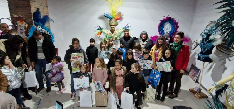 Lliurament de premis en el concurs infantil de dibuix de Carnaval