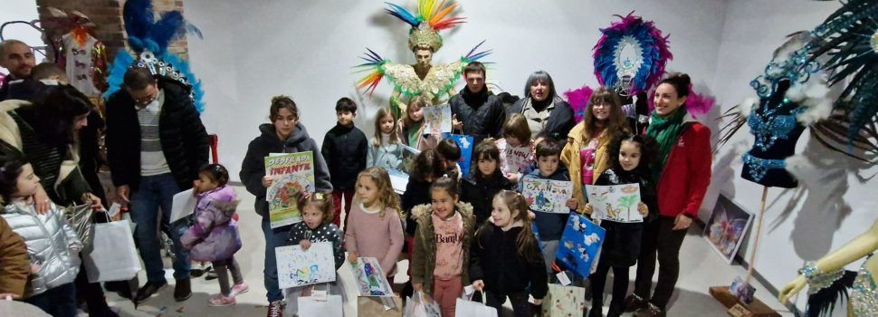Lliurament de premis en el concurs infantil de dibuix de Carnaval